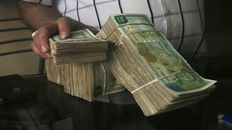 على وقع التهديدات الأمريكية.. الليرة السورية تتراجع!