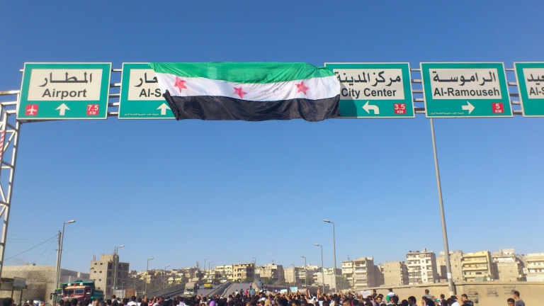 ارفع علم ثورتك: خمسة آلاف علم في حلب 