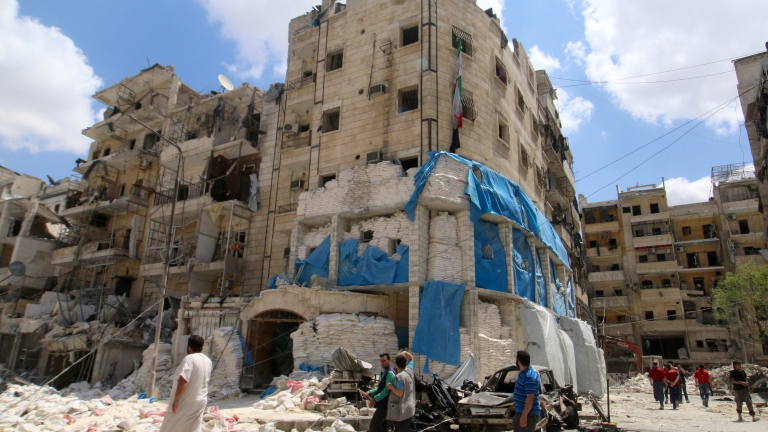 ضحايا بقصف جوي على حلب وإدلب