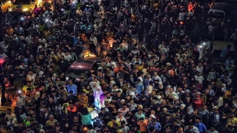 حشود تفترش شوارع دمشق لانتظار المعتقلين وسط غموض حكومي