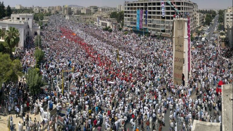 احتجاجات ساحة العاصي في مدينة حماة 2011- مواقع التواصل