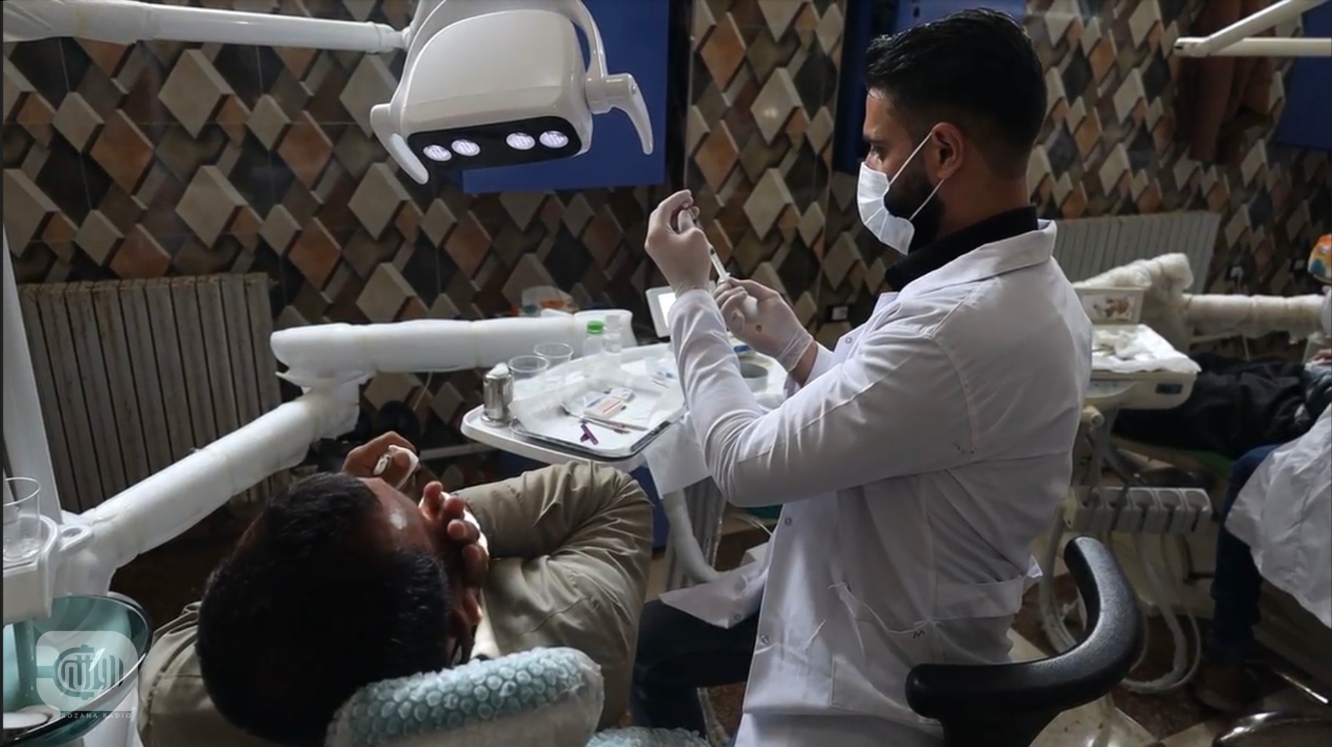 صورة من عيادات جامعة ماري الخاصة في تقديم الخدمات العلاجية السنية للسكان - إدلب