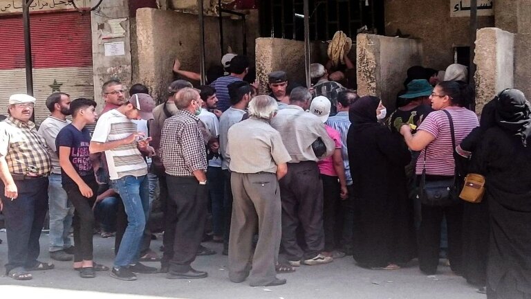 طوابير في مناطق سيطرة النظام السوري للحصول على الخبز - مواقع التواصل