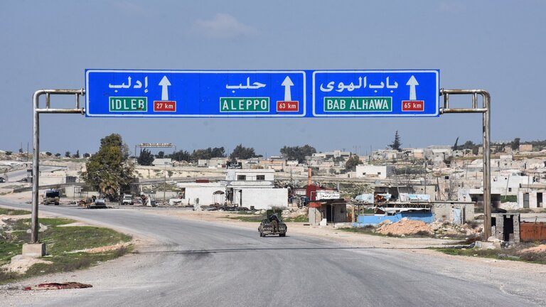 الطريق نحو معبر باب الهوى الحدودي مع تركيا - وكالات