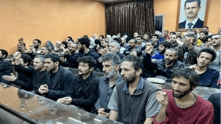 معتقلون أفرج عنهم في مبنى محافظة ريف دمشق بتاريخ 5-5-2022 - فيسبوك